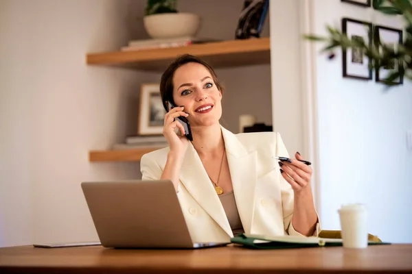 Vonzó Otthon Dolgozik Egy Üzletasszony Laptopot Használ Telefonál Belügyminisztérium Stock Kép