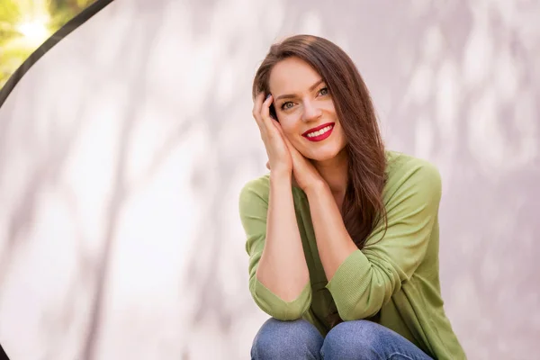 Gülümseyen Güzel Bir Genç Kadının Portresi Çekici Genç Bayan Yeşil — Stok fotoğraf