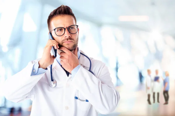 Portret Myślącego Lekarza Stojącego Klinice Wykonującego Telefon Przestrzeń Kopiowania — Zdjęcie stockowe