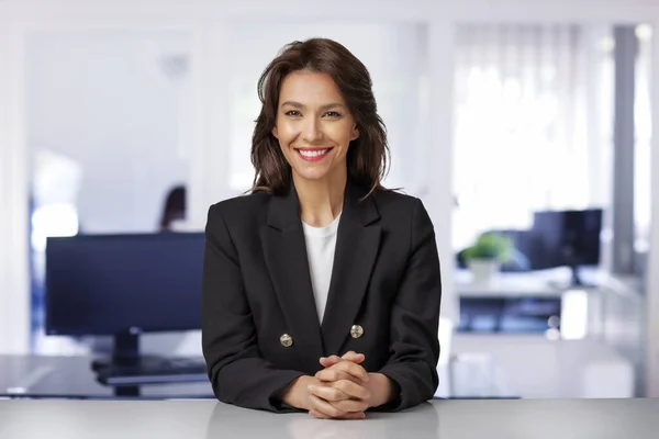 Mulher Negócios Meia Idade Atraente Vestindo Blazer Sentado Mesa Escritório — Fotografia de Stock