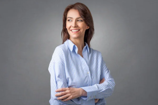 Studioporträt Einer Attraktiven Frau Die Hemd Trägt Und Lacht Während — Stockfoto