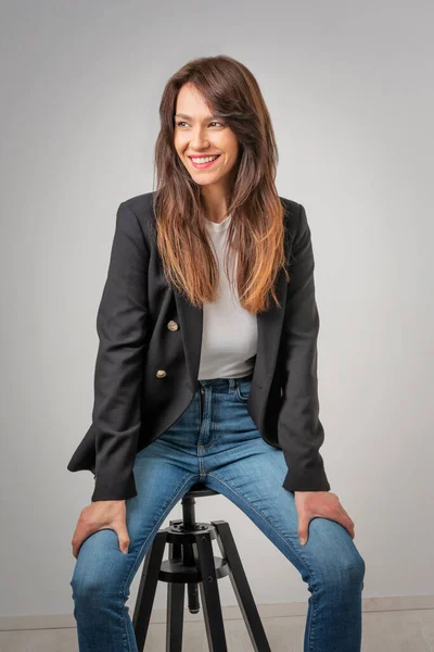 Studioporträt Einer Attraktiven Frau Die Blazer Trägt Und Lacht Während — Stockfoto