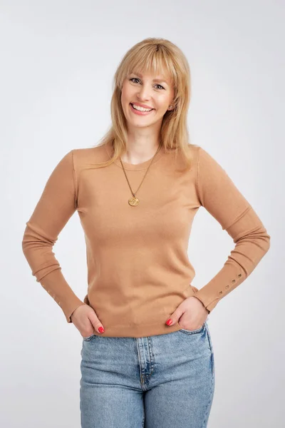 Foto Recortada Mujer Pelo Rubio Vistiendo Suéter Sonriendo Alegre Contra —  Fotos de Stock
