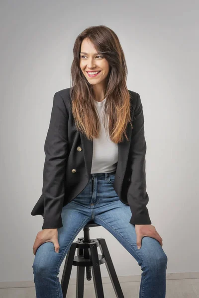 Studio Πορτρέτο Της Ελκυστικής Γυναίκας Φορώντας Σακάκι Και Γελώντας Ενώ — Φωτογραφία Αρχείου