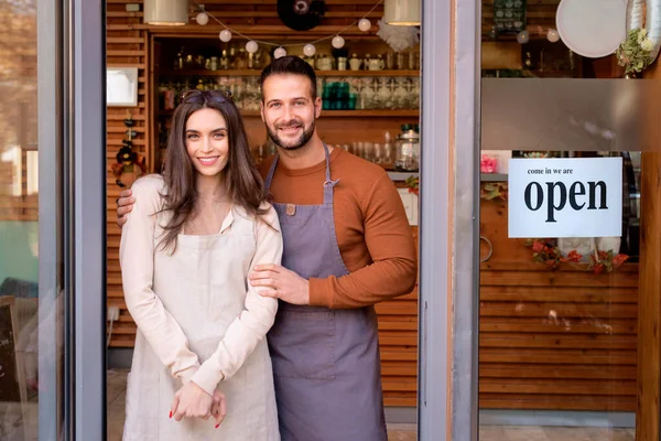 Kleinunternehmer Frau Und Mann Stehen Vor Der Cafétür — Stockfoto