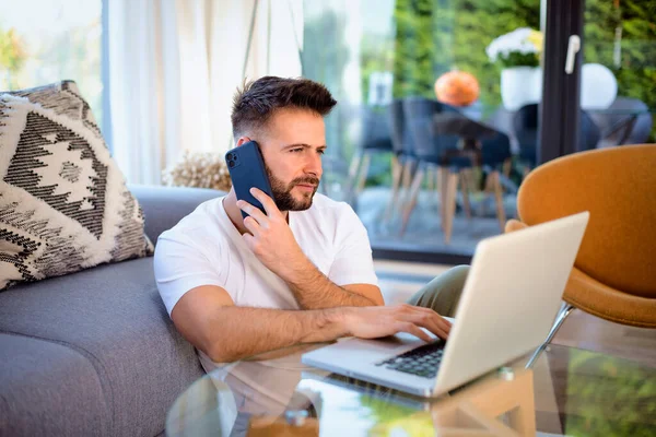 Man Sitting Home Living Room Talking Phone Using Laptop Confident — Stock Photo, Image