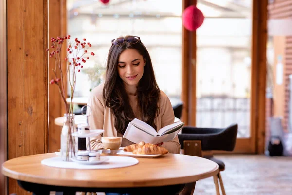 Bir Kafede Oturan Güzel Genç Bir Kadın — Stok fotoğraf