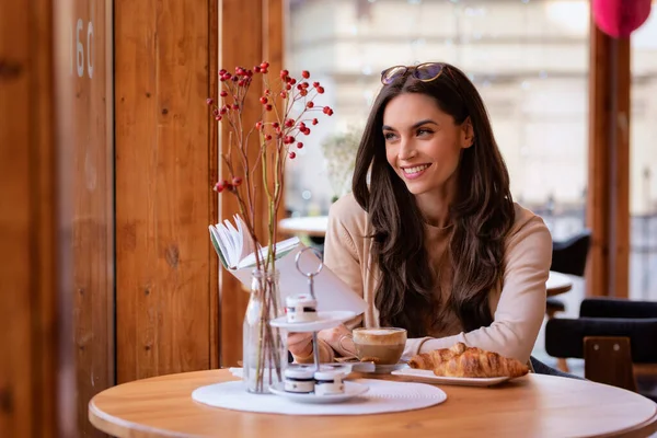 Schöne Junge Frau Sitzt Einem Café — Stockfoto