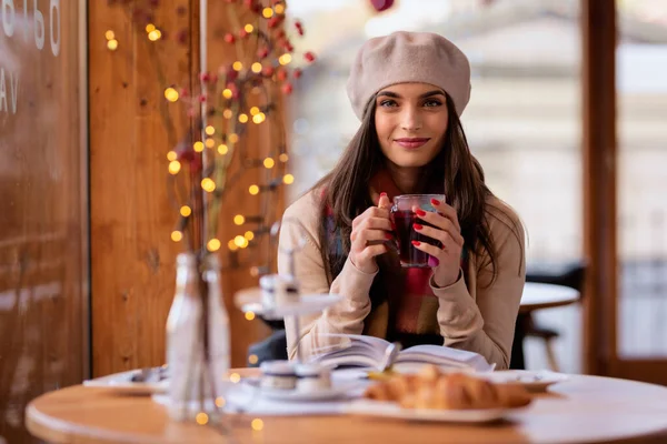 Mooie Jonge Vrouw Zitten Een Cafe — Stockfoto