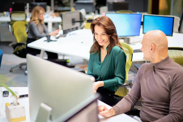 在商务会议期间 一组商务人士在使用电脑 微笑的女商人和有信心的商人在合作办公室一起工作 — 图库照片