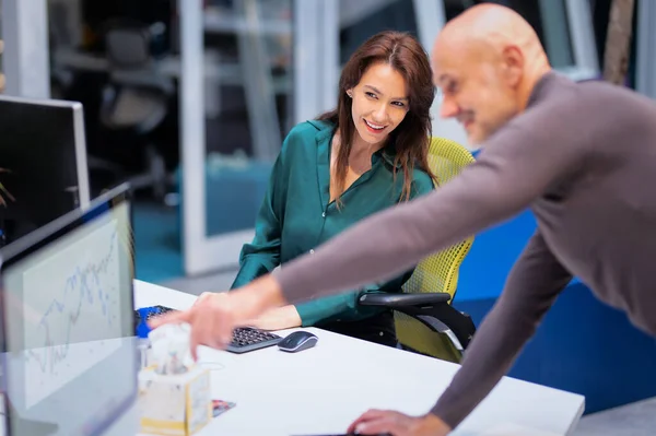 在商务会议期间 一组商务人士在使用电脑 微笑的女商人和自信的商人在合作办公室一起工作 专业男性指向屏幕 — 图库照片