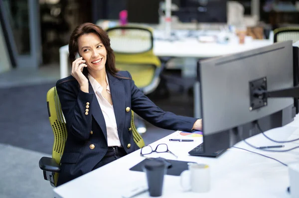 Mulher Negócios Meia Idade Usando Computadores Ter Telefonema Enquanto Sentado — Fotografia de Stock