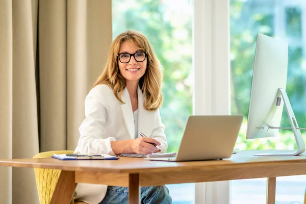 Fröhlich Lächelnde Geschäftsfrau Mittleren Alters Sitzt Schreibtisch Und Benutzt Laptop — Stockfoto