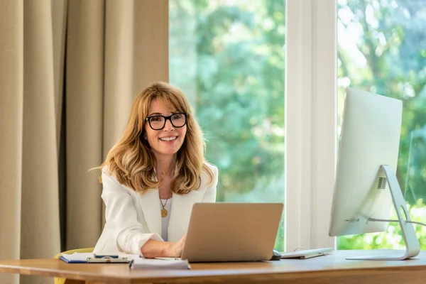 Fröhlich Lächelnde Geschäftsfrau Mittleren Alters Sitzt Schreibtisch Und Benutzt Laptop — Stockfoto
