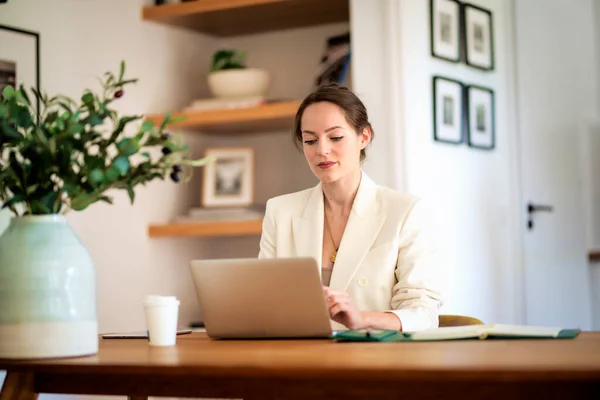 Mulher Negócios Jovem Atraente Sentado Casa Usando Laptop Para Trabalho — Fotografia de Stock