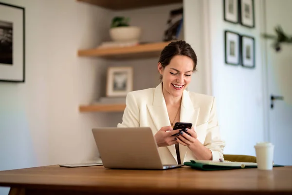 Uma Jovem Sorrindo Mensagens Texto Usando Laptop Mulher Atraente Com — Fotografia de Stock