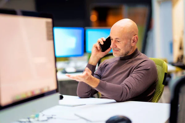 Felnőtt Üzletember Asztalnál Számítógépekkel Körülvéve Mobilon Beszél Hivatalban Dolgozó Üzletember — Stock Fotó