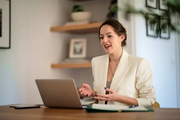 Mulher Negócios Jovem Atraente Sentado Casa Usando Laptop Para Trabalho — Fotografia de Stock