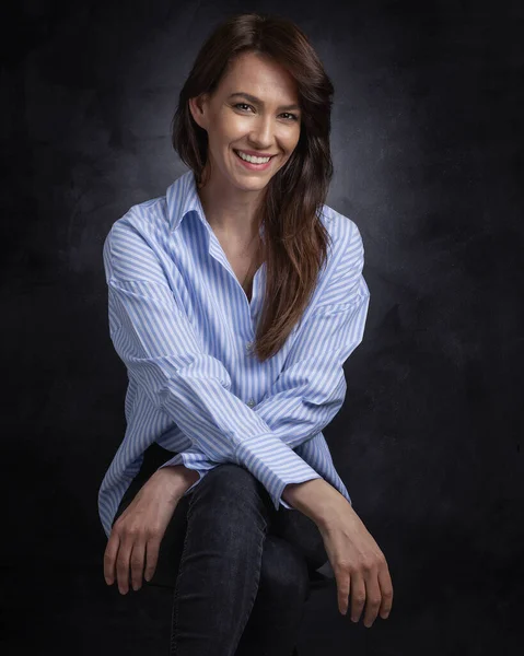 Atraktivní Žena Středního Věku Zubatým Úsměvem Modré Košili Černých Džínách — Stock fotografie