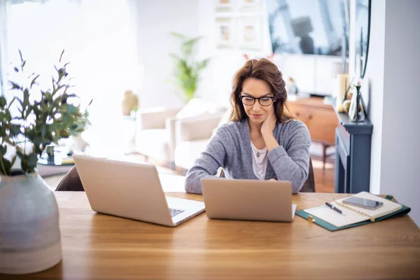 Attraktive Frau Mit Brille Und Lässiger Kleidung Während Sie Von — Stockfoto