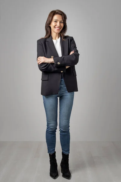 Full Length Attractive Businesswoman Wear Business Casual Και Στέκεται Γκρι — Φωτογραφία Αρχείου