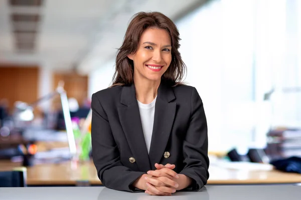 Portret Atrakcyjnej Bizneswoman Siedzącej Biurze Średnim Wieku Profesjonalna Kobieta Czarnej — Zdjęcie stockowe