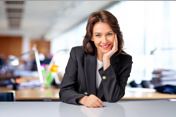 Portret Van Een Aantrekkelijke Zakenvrouw Het Kantoor Middelbare Leeftijd Professionele — Stockfoto