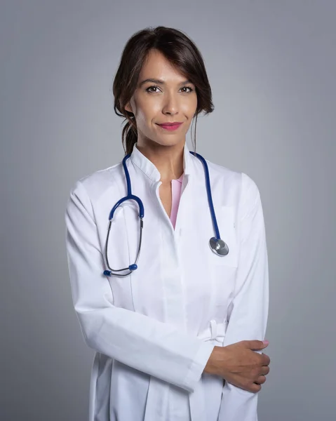 Πορτραίτο Γυναίκας Γιατρού Στηθοσκόπιο Κοντινό Πλάνο Του Νοσηλευτή Στέκεται Σταυρωμένα Εικόνα Αρχείου