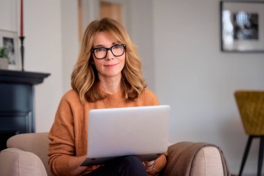 Evde Dizüstü bilgisayar kullanan kadın 