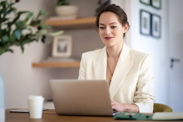 Mulher Negócios Jovem Atraente Usando Laptop Enquanto Sentado Mesa Tendo — Fotografia de Stock