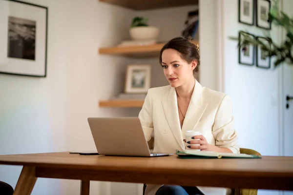 Mulher Negócios Jovem Atraente Usando Laptop Enquanto Sentado Mesa Tendo — Fotografia de Stock