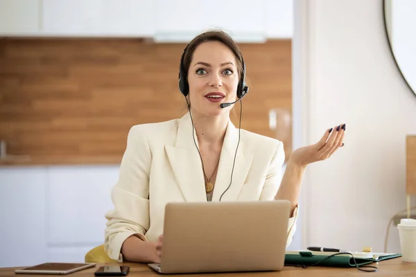 Müşteri Hizmetleri Asistanı Bilgisayarının Başında Oturup Çağrı Merkezinde Çalışırken Kulaklık - Stok İmaj