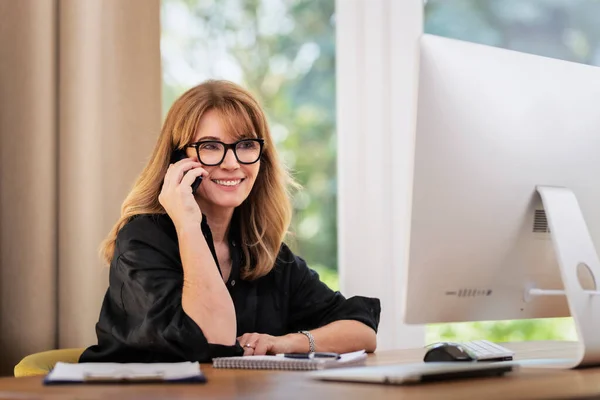 Girato Una Donna Mezza Età Seduta Alla Scrivania Utilizzando Telefono — Foto Stock