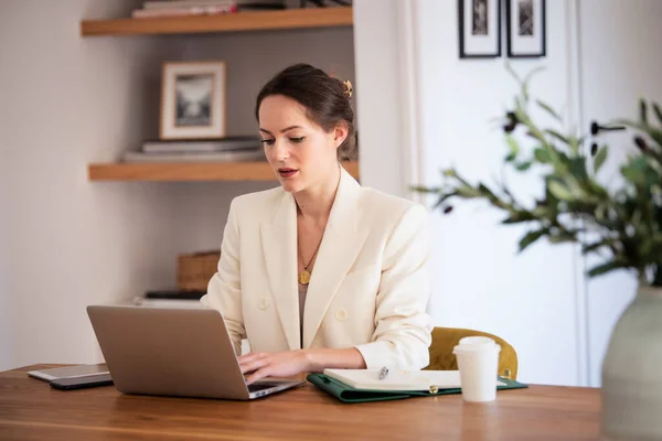 Attraktive Junge Geschäftsfrau Mit Laptop Schreibtisch Und Videokonferenz Home Office — Stockfoto