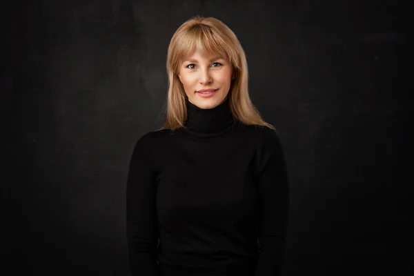 Lächelnde Frau Mittleren Alters Vor Schwarzem Hintergrund Selbstbewusste Frau Trägt — Stockfoto