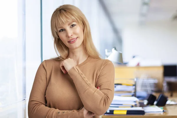Ξανθιά Επιχειρηματίας Στέκεται Στο Γραφείο Επαγγελματική Γυναίκα Που Φοράει Καθημερινά Φωτογραφία Αρχείου