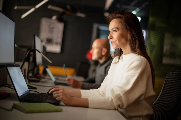 Снимок Серьезной Задумчивой Деловой Женщины Сидящей Столом Компьютером Офисе Поздно Лицензионные Стоковые Фото