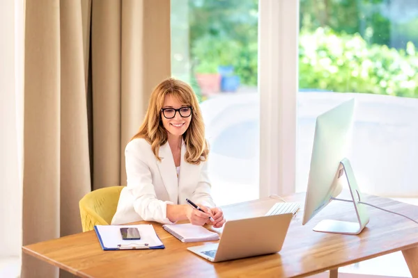 Mulher Negócios Loira Sentada Sua Mesa Trabalhando Seu Laptop Profissional — Fotografia de Stock