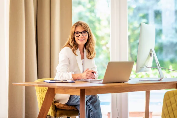 Mulher Negócios Loira Sentada Sua Mesa Trabalhando Seu Laptop Mulher — Fotografia de Stock