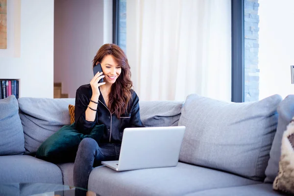 Middle Aged Woman Brown Hair Sitting Home Using Laptop Mobile — Stock Photo, Image
