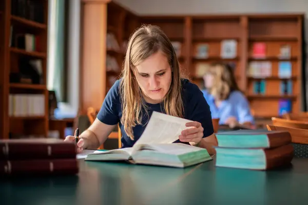 Niewidoma Młoda Kobieta Siedząca Studiująca Bibliotece Uniwersyteckiej Młoda Kobieta Korzystająca — Zdjęcie stockowe