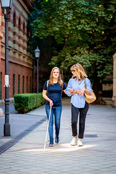 Synskadade Kvinna Promenader Med Kvinnlig Vän Stadens Gata Gammal Kaukasisk — Stockfoto