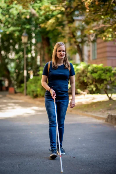 Porträtt Blind Kvinna Med Vit Käpp Gatan Synskadad Kvinna Vardagskläder — Stockfoto