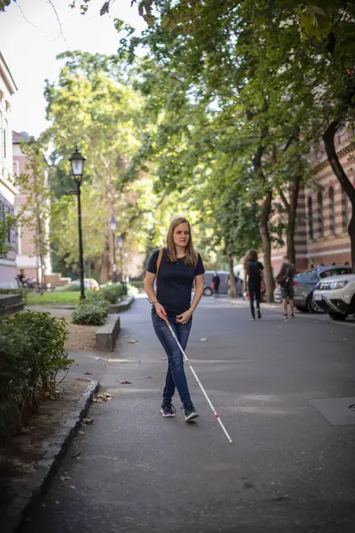Porträtt Blind Kvinna Med Vit Käpp Gatan Synskadad Kvinna Vardagskläder — Stockfoto