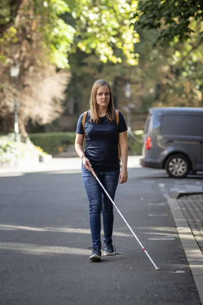 Porträt Einer Blinden Frau Mit Blindenstock Die Auf Der Straße — Stockfoto