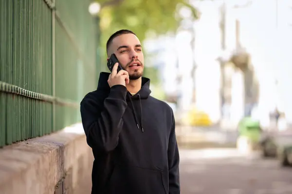 Обрезанный Снимок Красивого Молодого Человека Стоящего Улице Городе Мобильному Телефону — стоковое фото