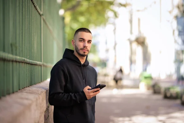 Coupé Une Photo Beau Jeune Homme Utilisant Son Téléphone Portable — Photo