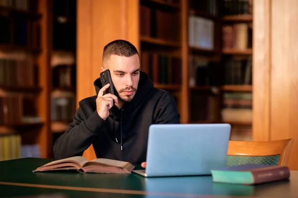 Självsäker Ung Man Sitter Universitetsbiblioteket Och Lär Kaukasisk Student Som — Stockfoto