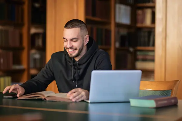 Selbstbewusster Junger Mann Sitzt Der Universitätsbibliothek Und Lernt Kaukasischer Student — Stockfoto
