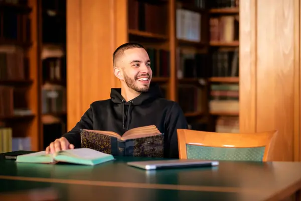 Młody Człowiek Siedzi Bibliotece Uniwersyteckiej Uczy Się Przystojny Mężczyzna Kapturze — Zdjęcie stockowe